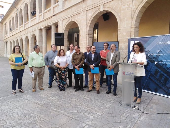 La presidenta del Consell de Mallorca, Catalina Cladera, explica el plan de choque de la institución insular tras la quiebra de Thomas Cook.