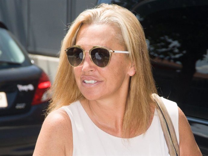 Belén Esteban en los alrededores de su casa