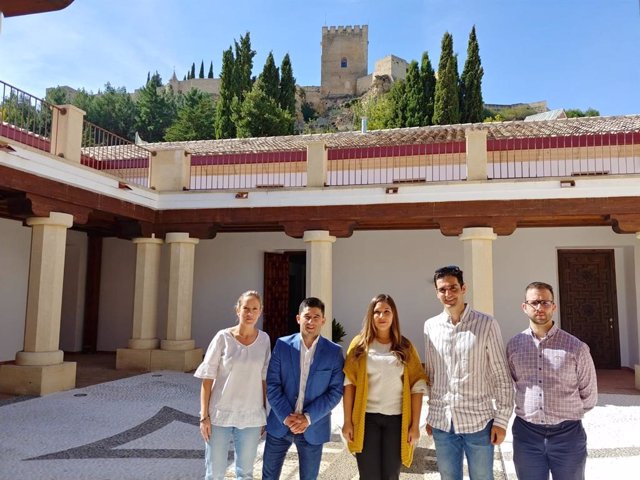 La delegada territorial de la Consejería de Turismo, Regeneración, Justicia y Administración Local en Jaén, Raquel Morales, en su visita a Alcalá la Real