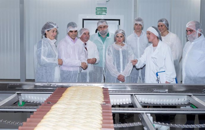 La consejera de Trabajo y Justicia del Gobierno vasco, María José San José, visita la planta de elaboración de pan en el bloque logístico de Mercadona en Jundiz.