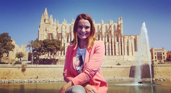 La candidata del PP balear al Congreso, Margalida Prohens, frente a la Catedral de Palma