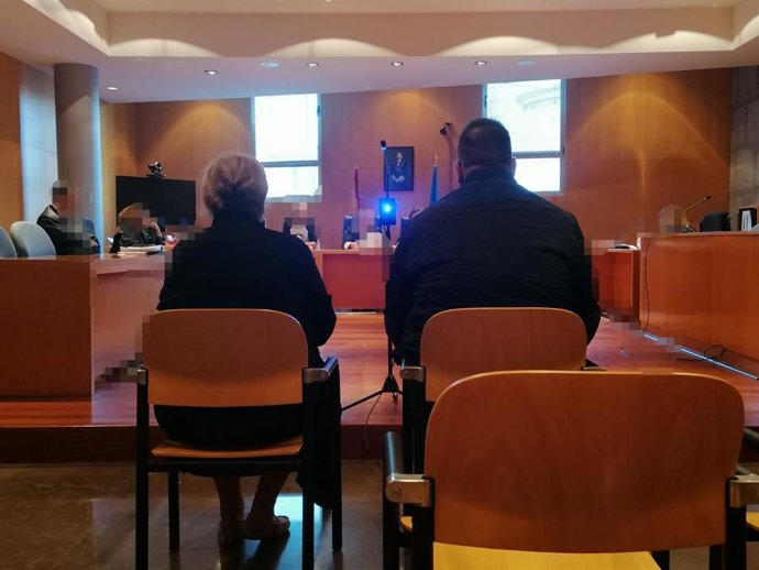 Los dos condenados ante el Tribunal.