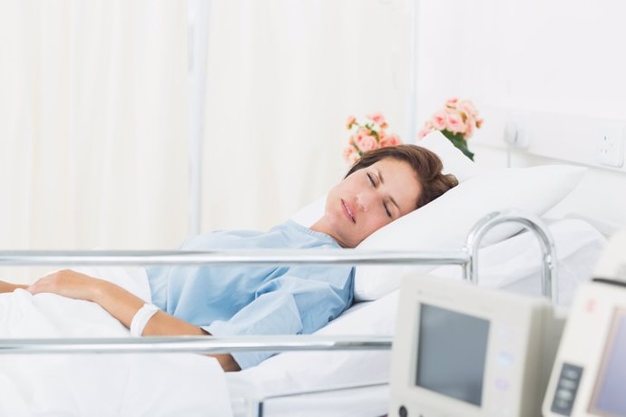 Paciente durmiendo en el hospital, cama