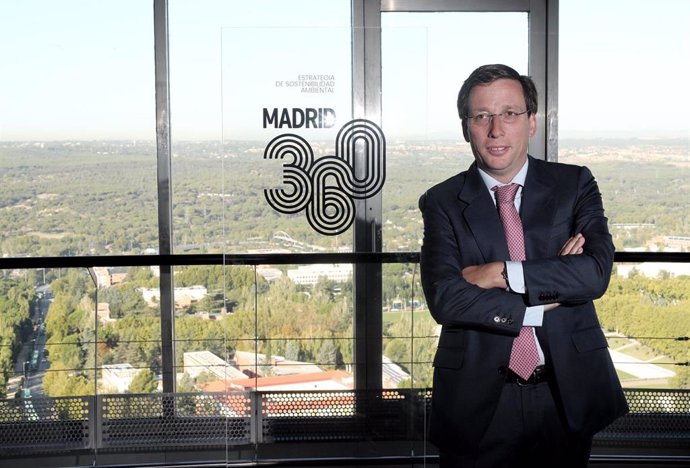 El alcalde de Madrid, José Luis Martínez- Almeida, posa junto al logo del proyecto 'Madrid 360', en el evento de presentación de la estrategia del Ayuntamiento para la calidad del aire de Madrid, en Madrid (España), a 30 de septiembre de 2019.