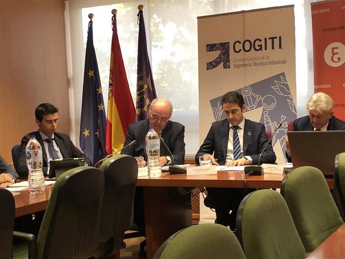 El presidente del Consejo General de Ingeniería Técnica Industrial de España (Cogiti), José Antonio Galdón, y el presidente del Consejo General de Economistas, Valentín Pich, durante unas jornadas sobre el sector industrial.