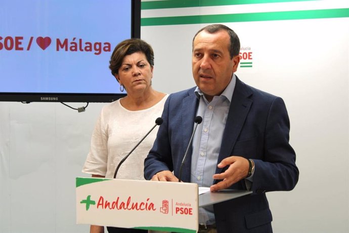 El secretario general del PSOE de Málaga, José Luis Ruiz Espejo, y la vicesecretaria general, Fuensanta Lima.