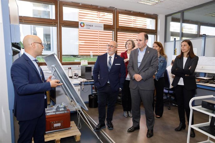 Los consejeros Manu Ayerdi y Juan Cruz Cigudosa visitan el CENER.