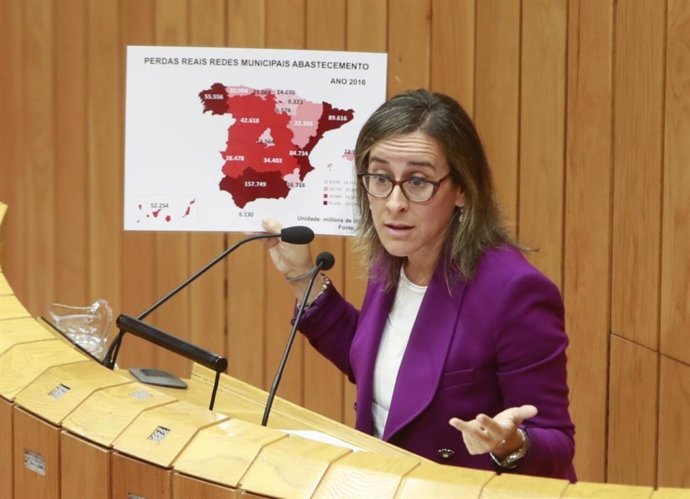 La conselleira de Infraestruturas, Ethel Vázquez, interviene en el pleno del Parlamento de Galicia