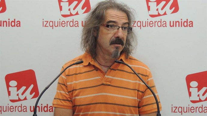 El responsable del Área de Educación de Izquierda Unida (IU) en Castilla-La Mancha, Natalio González, en rueda de prensa