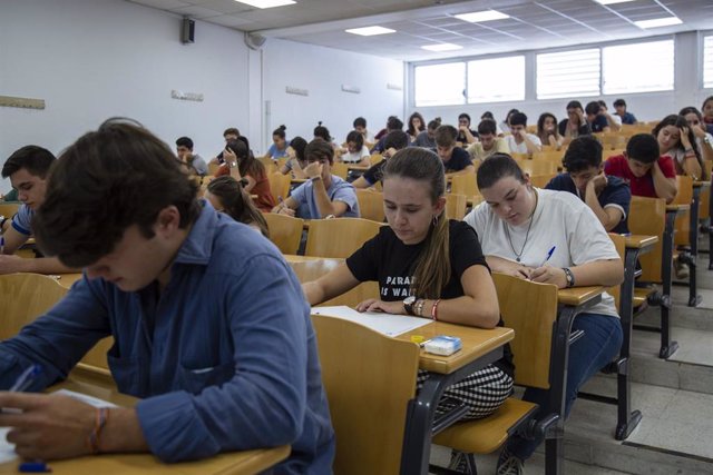 Convocatoria extraordinaria de las pruebas de Selectividad en la Universidad de Sevilla. Alumnos examinándose de las pruebas de acceso a la universidad en septiembre, Facultad de Matemáticas.