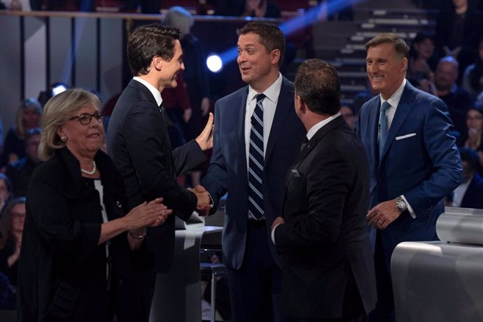 El primer ministro canadiense, Justin Trudeau, estrecha la mano al líder de la oposición, el conservador Andrew Scheer.