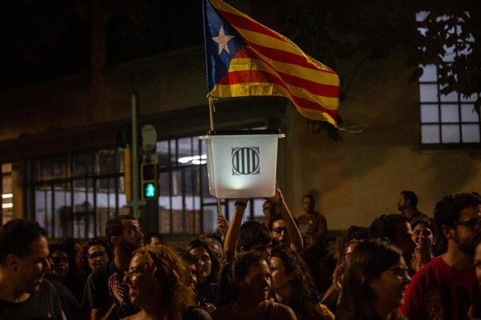 Un participante en la manifestación de la ANC por el segundo aniversario del 1O con un cartel lleva una urna del referéndum y una estelada, en Barcelona a 1 de octubre de 2019.