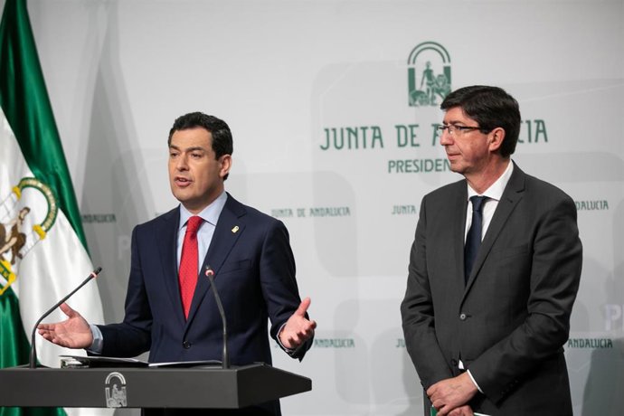 Rueda de prensa posterior a la reunión semanal del Consejo de Gobierno de la Junta de Andalucía. El presidente de la Junta de Andalucía, Juanma Moreno (i) junto al vicepresidente de la Junta, Juan Marín (d).