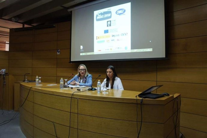 Trinidad Nogales y Sara Durán en la presentación del programa Museo Joven en el MNAR de Mérida