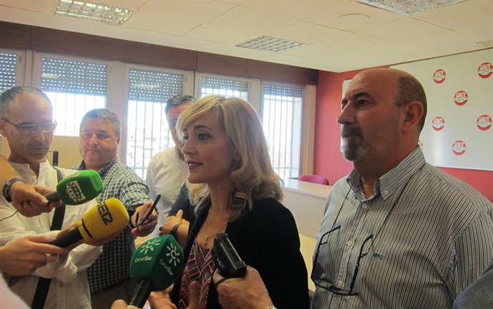 Carmen Castilla atiende a los periodistas junto al seretario general de UGT-Jaén, Manuel Salazar.
