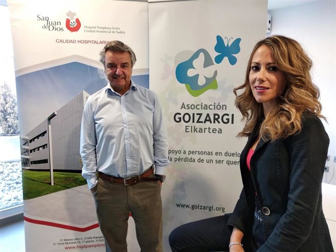Rakel Mateo, directora de la Asociación Goizargi, y Juan Pedro Arbizu, psicólogo clínido del Hospital San Juan de Dios, en la presentación de la VI Jornada de Duelo 'Aprendiendo a vivir'.