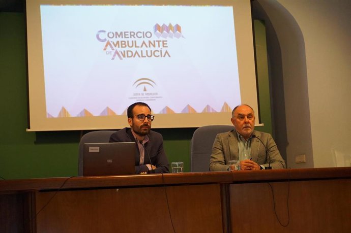 Herrador (izda.) presenta la línea de ayudas a la mejora del comercio ambulante