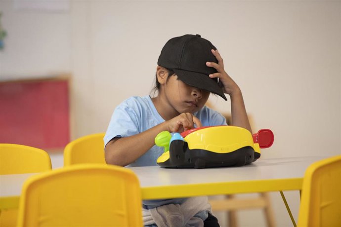 Un niño migrante en un centro de detención familiar en Estados Unidos