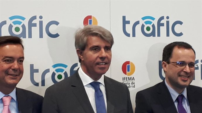 El consejero de Transportes de la Comunidad de Madrid, Ángel Garrido, junto al director general de Ifema, Eduardo López-Puertas.