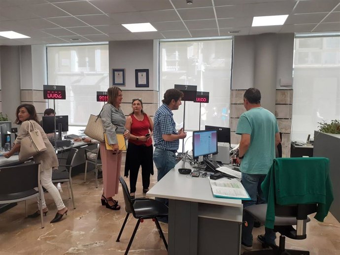 El concejal de Participación Ciudadana, Alberto Jarabo, visita la OAC de Cort.