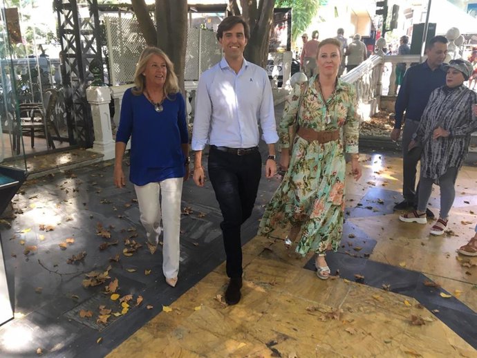 El vicesecretario de comunicación del PP, Pablo Montesinos, junto con la coordinadora de campaña, Carolina España y la alcaldesa de Marbella (Málaga) y candidata al Senado, Ángeles Muñoz