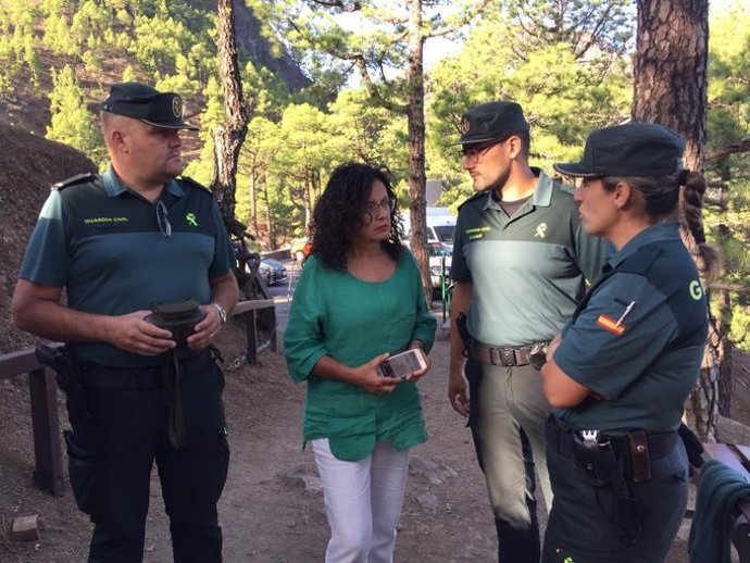 La consejera de Emergencias del Cabildo de LaPalma, Nieves Rosa Arroyo, sigue el dispositivo de rescate