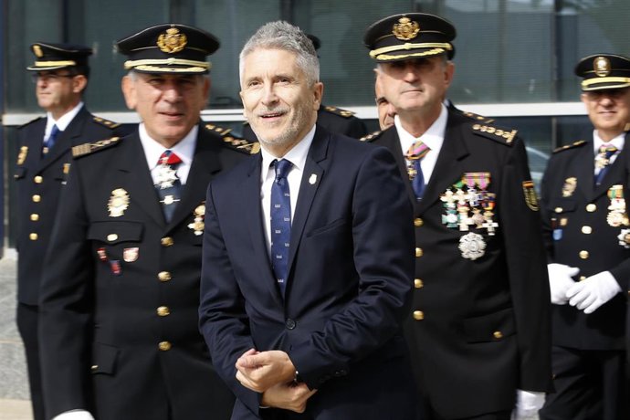 El ministro del Interior en funciones, Fernando Grande-Marlaska (c), a su llegada al acto del Día de la Policía, donde se homenajea a los caídos en acto de servicio y se impone condecoraciones al mérito policial.