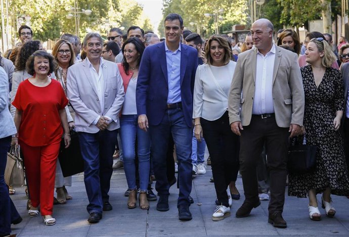 Pedro Sánchez (centro), durante su paseo por Córdoba.