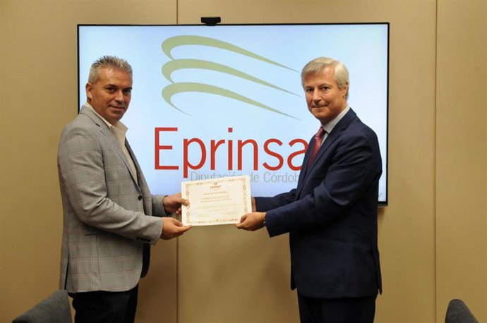 Montoro (izda.) recibe el bonus otrogado a Eprinsa