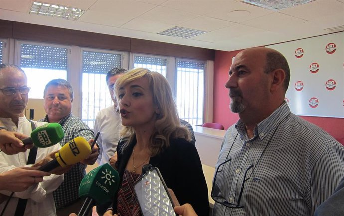 Carmen Castilla atiende a los periodistas.