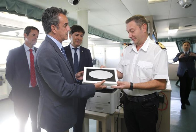 Martín entrega de la metopa al capitán del barco Athens Highway