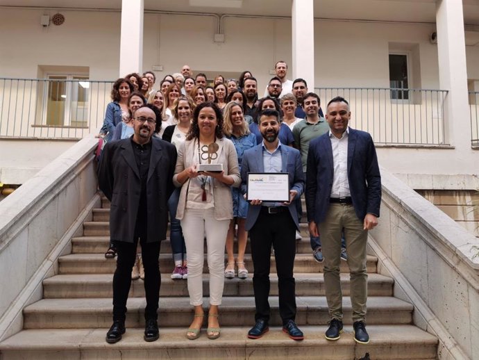 La presidenta del Consell de Mallorca, Catalina Cladera, sostiene el premio a la mejor Práctica Admirable de la federación Plena Inclusión.