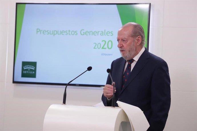 El presidente de la Diputación de Sevilla, Fernando Rodríguez Villalboos, durante una rueda de prensa