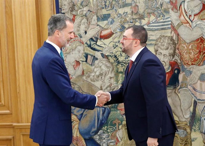 El Rey y Adrián Barbón.