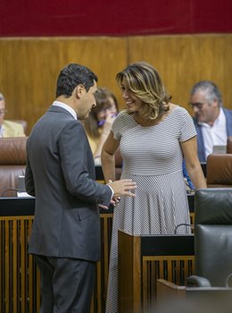  El presidente de la Junta de Andalucía, Juanma Moreno, charla con la secretaria general del PSOE-A, Susana Díaz. Foto de archivo