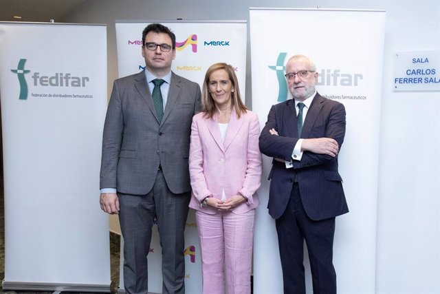 Izq a dcha: Manuel Ibarra, jefe del Departamento de Inspección y Control de la AEMPS; Marieta Jiménez, presidente y directora general de Merck España; Eladio González-Miñor, presidente de FEDIFAR.