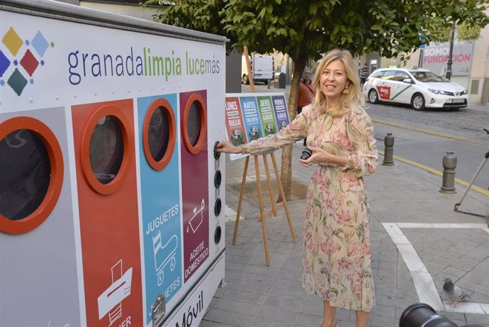 La concejal de Medio Ambiente de Granada, Pepa Rubia, en la presentación de un ecoparque móvil