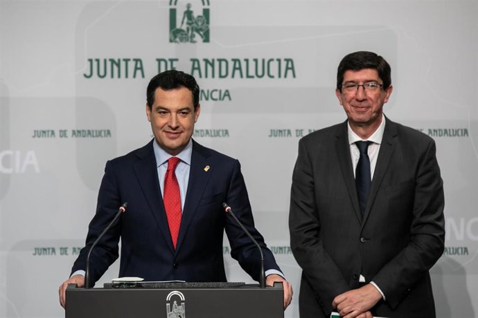Rueda de prensa posterior a la reunión semanal del Consejo de Gobierno de la Junta de Andalucía. El presidente de la Junta de Andalucía, Juanma Moreno (i) junto al vicepresidente de la Junta, Juan Marín (d).