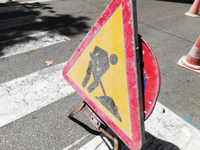 Una señal de tráfico advirtiendo de la presencia de una obra