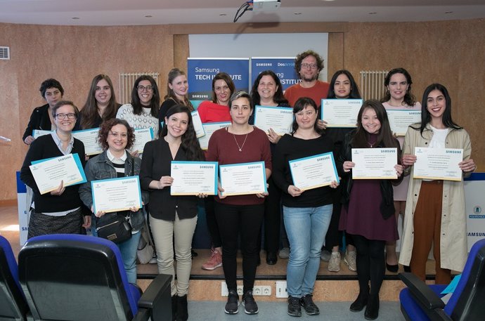 Alumnas del programa DesArrolladoras de Samsung en disciplinas tecnológicas