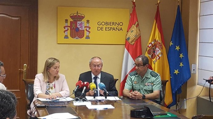 El subdelegado del Gobierno en Valladolid, Emilio Álvarez, en el centro, flanqueado por la jefa provincial de Tráfico, Inmaculada Matías, y el coronel Miguel Recio.