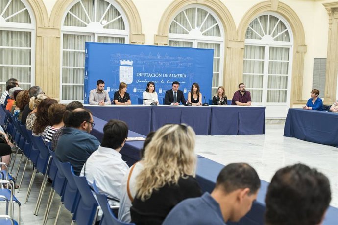 García entrega las subvenciones a 30 entidades sociales en Diputación