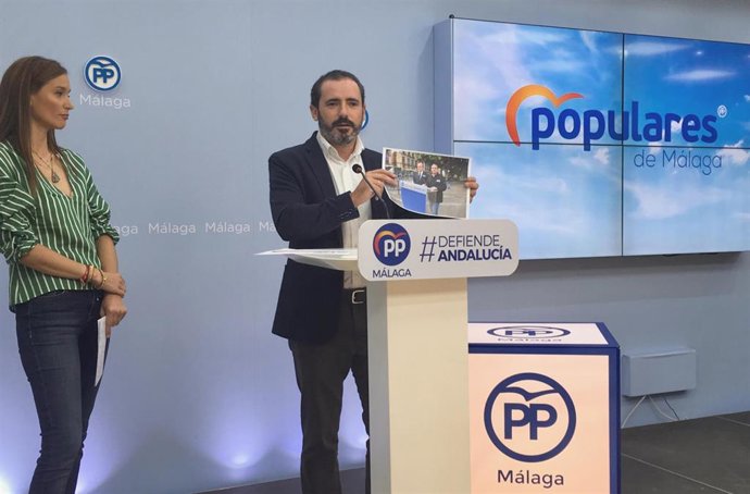 Coordinador General Del PP De Málaga Y Parlamentario Andaluz, José Ramón Carmona, Y  La Vicesecretaria De Málaga Capital Y Concejala Del Distrito Bailén-Miraflores, Elisa Pérez De Siles, En Rueda De Prensa