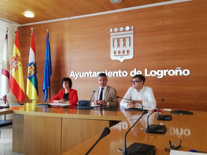 El portavoz del PP en el Ayuntamiento de Logroño, Conrado Escobar, junto con los ediles Celia Sanz y Antonio Ruiz Lasanta, ha presentado las alegaciones de su Grupo al Avance del Plan General Municipal.