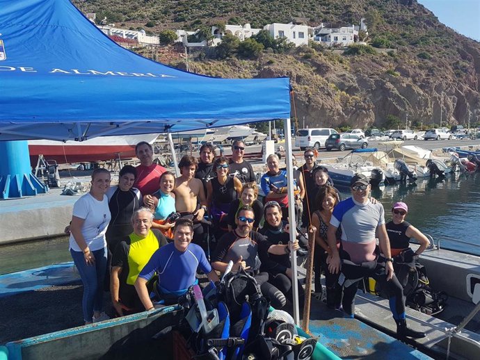 Participantes en una de las actividades de 'Aventura Submarina Costa de Almería'