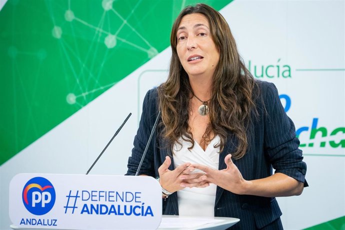 La secretaria general del PP-A y presidenta del grupo parlamentario, Loles López, en rueda de prensa