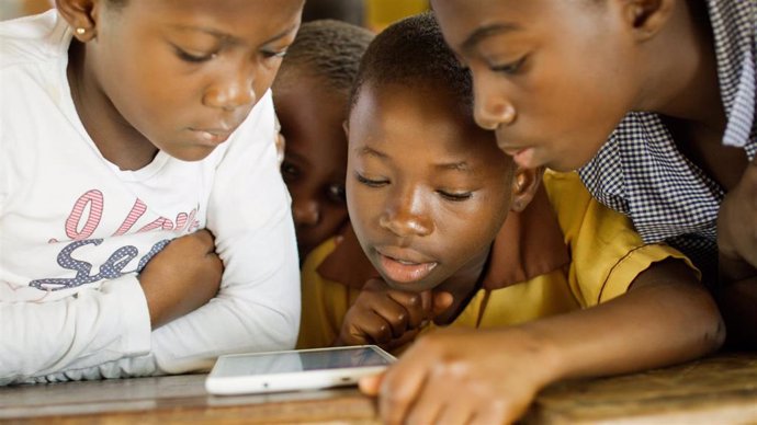 Niños ghaneses de zonas rurales utilizan una tablet como parte de un programa de Bluetown en el este del país.