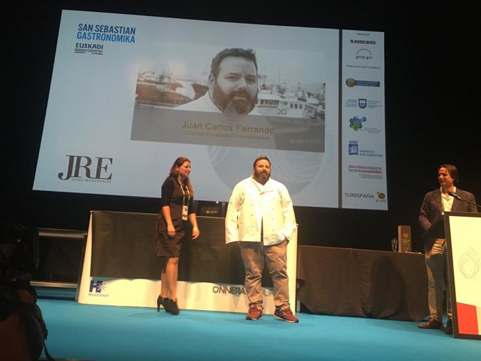Juan Carlos Ferrando recibe en San Sebastián Gastronomika la chaquetilla oficial