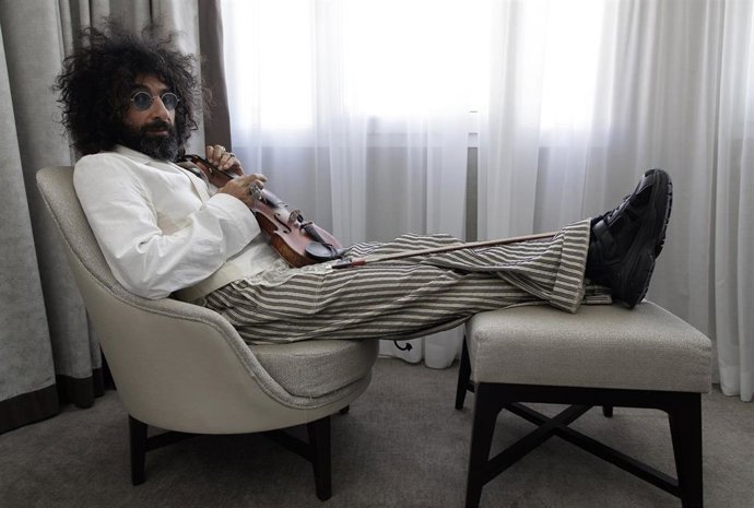 El violinista Ara Malikian posa tras una entrevista con Europa Press en la que ha presentado  su disco Royal Garage y su gira mundial. 