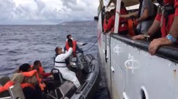 Guardacostas malteses recogen en el Open Arms a migrantes rescatados por la ONG catalana